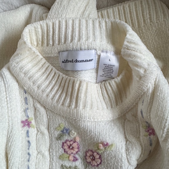 Vintage spring embroidered floral chenille sweater - Picture 3 of 5